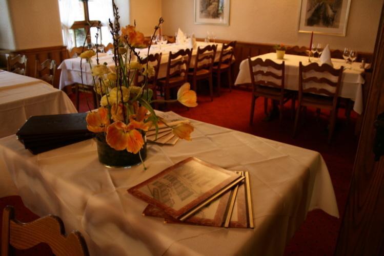 Hotel Zum Alten Schweizer Тванн Экстерьер фото